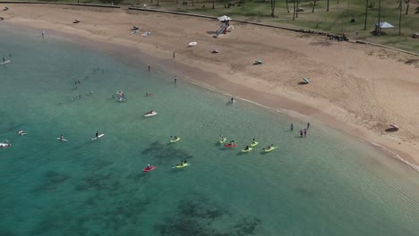 Luftaufnahme-Von-Schülern,-Die-In-Der-Magic-Island-Cove-Kajak-Fahren-Lernen