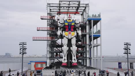 Riesiger-Roboter-In-Der-Gundam-Fabrik-In-Yokohama,-Totalaufnahme-Einer-Animatronischen-Anzeige