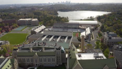 Filmische-Luftaufnahme-Des-Alumni-Stadions,-Der-Heimat-Der-Boston-College-Eagles