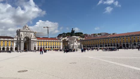 Gente-En-Lisboa-Praça-Do-Comércio-En-Un-Día-Soleado-De-Primavera