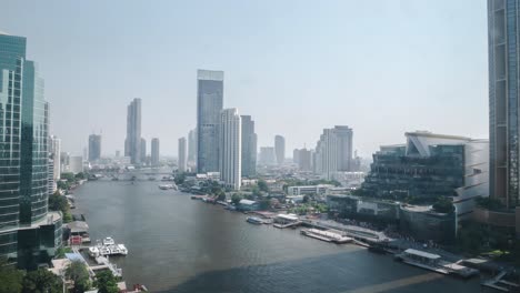 Zeitraffer-Landschaftsansicht-Des-Flusses-Chao-Phraya-Mit-Etwas-Verkehr-An-Einem-Sonnigen-Sommertag