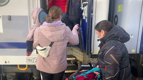 Flüchtlinge-Steigen-In-Einen-Zug,-Um-Die-Ukraine-Zu-Verlassen,-Und-Der-Konflikt-Mit-Russland