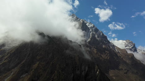 Toma-épica-De-Drones-De-Una-Alta-Montaña-En-Las-Montañas-De-Annapurna,-Nepal