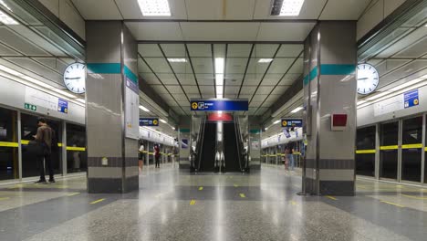 Zeitraffer-Eines-überfüllten-Passagiers,-Der-In-Der-Hauptverkehrszeit-Die-Rolltreppe-Im-U-Bahn-Bahnhof-Benutzt