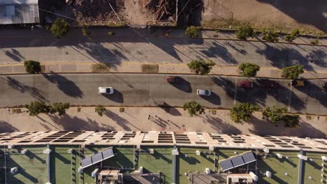 Luftaufnahme-Von-Oben-Nach-Unten-Des-Stadtlebens-Rund-Um-Chacarita-In-Buenos-Aires,-Argentinien,-Mit-Autos,-Gebäuden-Und-Menschen