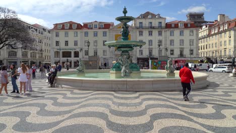 Auf-Dem-Dom-Pedro-IV-Platz-Und-Den-Umliegenden-Straßen-Finden-Sie-Einige-Der-Berühmtesten-Restaurants,-Bars-Und-Geschäfte-Der-Stadt