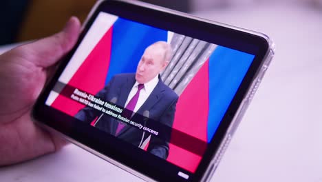 Den-Russischen-Präsidenten-Wladimir-Putin-In-Den-Nachrichten-Verfolgen-Und-Eine-Rede-Online-Auf-Dem-Tablet-Halten