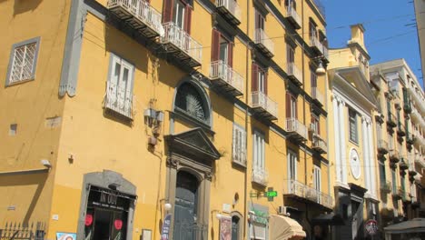 Typische-Fassadenfassade-Der-Architektur-An-Der-Belebten-Stadtstraße-Von-Neapel-Im-Bezirk-Chiaia-In-Italien