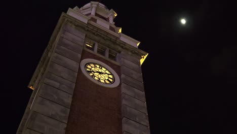 Eine-Stationäre-Aufnahme-Des-Wahrzeichens-Des-Uhrturms-In-Hongkong-Bei-Nacht