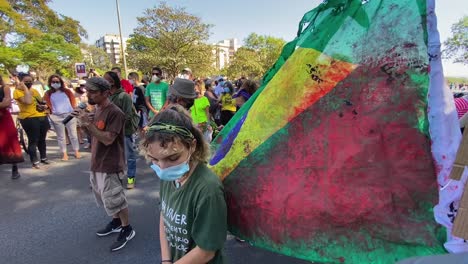 Die-Zerfetzte-Und-Blutbefleckte-Brasilianische-Nationalflagge-Beim-Protest-Gegen-Die-Morde-Im-Amazonasgebiet-An-Dem-Brasilianer-Bruno-Pereira-Und-Dem-Briten-Dom-Phillips