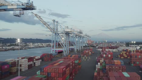 Industriehafen-Mit-Containern-Und-Kränen-Am-Husky-Terminal,-Tacoma,-Washington-–-Drohne-Im-Abstieg