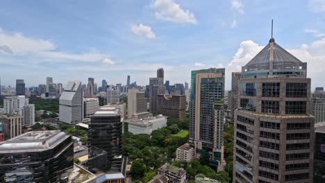 Skyline-Panorama-Von-Bangkok-Und-Wolkenkratzer-In-Der-Innenstadt-Von-Bangkok-Auf-Dem-Dach-Des-Hotels-Tagsüber,-Thailand