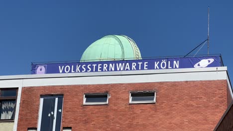 Observatorio-De-Estrellas-En-La-Parte-Superior-De-Un-Edificio-Escolar-En-Colonia,-Alemania