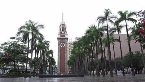 Torre-Del-Reloj-En-Hong-Kong,-Cámara-Lenta-De-Lluvia-En-Un-Día-Nublado