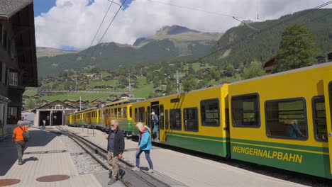 Passengers-arriving-on-the-Wengenalpbahn-in-Grindelwald-grund