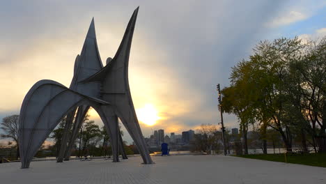Vista-De-La-Puesta-De-Sol-De-Alexander-Calder-Escultura-monumento-Metálico-Al-Aire-Libre-A-Gran-Escala-En-El-Parque-Jean-drapeau-Montreal,-Obra-Maestra-Artística-Pública-Moderna,-Arcos-Superpuestos-Creativos-De-Acero,-Paisaje-Urbano-De-Montreal