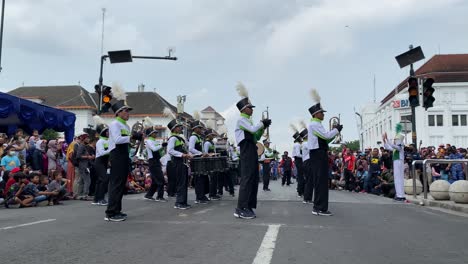 Blaskapellen-Parade,-Choreografiert-Unter-Begeisterten-Menschenmengen,-Um-Sie-Energisch-Auftreten-Zu-Sehen