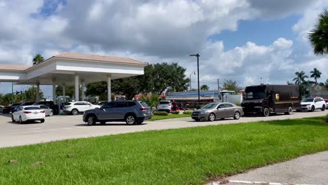 Lange-Autoschlange-Vor-Der-Tankstelle-Vor-Dem-Tropischen-Hurrikan-Ian,-Florida,-Versorgungsengpässe-An-Tankstellen-In-Sarasota,-Tampa-Bay