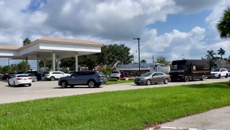 Larga-Fila-De-Autos-Frente-A-La-Gasolinera-Antes-Del-Huracán-Tropical-Ian-Florida-Estación-De-Gasolina-Escasez-De-Suministro-Sarasota-Tampa-Bay