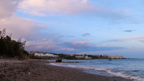 Weitblick-Auf-Den-Strand-Von-Estepona-An-Der-Costa-Del-Sol-In-Spanien-Am-Morgen-Bei-Sonnenaufgang