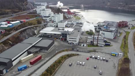 GE-Healthcare-Produktionsanlagen-In-Lindesnes,-Norwegen-–-Aufsteigende-Luftaufnahmen-Zeigen-Eine-Riesige-Fabrik,-In-Der-Arzneimittel-Sowie-Medizinische-Test--Und-Diagnosegeräte-Hergestellt-Werden