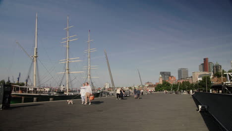 Touristen-Spazieren-Am-Hamburger-Hafen-Mit-Rickmer-Rickmers-Im-Hintergrund-An-Der-Elbe