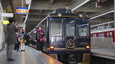 Tren-Expreso-De-Turismo-De-Lujo-Blue-Symphony-En-La-Línea-Kintetsu-De-Osaka