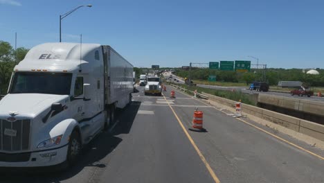Viaje-Por-Carretera-Cerca-De-Joliet,-Illinois-Vista-Frontal-De-Camiones-En-Zona-De-Construcción