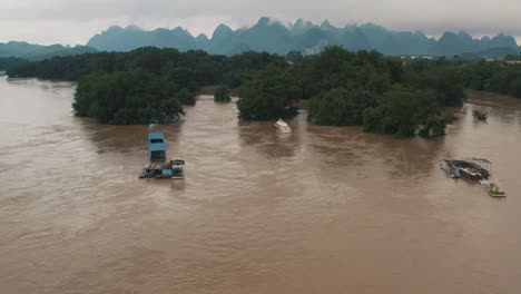 Fischerboote-Im-überfluteten-Fluss-In-China,-Li-Jiang-In-Guilin,-Drohnenansicht