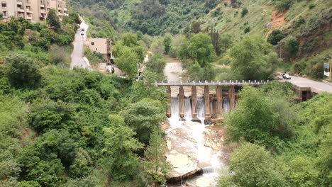 Aufnahme-Der-Dorfbrücke-Zbeideh,-Die-Zwei-Berge-Miteinander-Verbindet,-Libanon