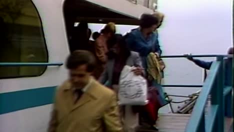 Pasajeros-Bajando-De-Un-Transbordador-En-1981