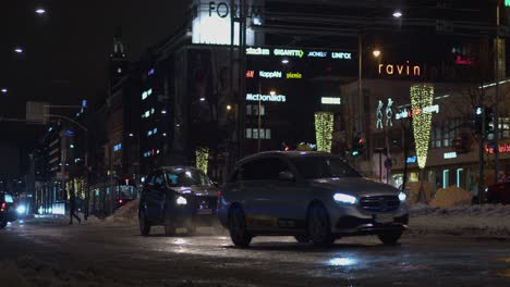 Winternachtverkehr-Mit-Fahrzeugen-Und-Fußgängern-Im-Forum-Mall-In-Helsinki