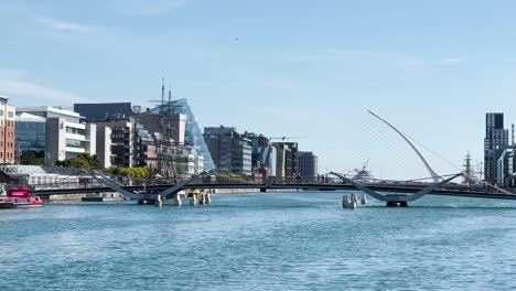 Puente-Sean-O&#39;casey-Sobre-El-Río-Liffey-Con-El-Puente-Samuel-Beckett-Al-Fondo-En-Dublín