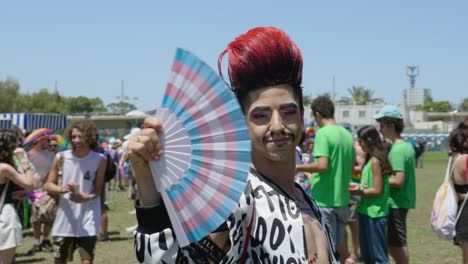 Un-Gay-Con-El-Pelo-Rojo-Participó-En-El-Desfile-Del-Orgullo-Y-Posó-Frente-A-La-Cámara-Con-Un-Soplador-En-La-Mano