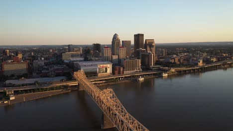 Louisville,-Horizonte-De-Kentucky-Con-Puente-De-Cerca-Con-Video-De-Drones-Moviéndose