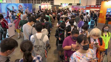 Cientos-De-Visitantes-Y-Participantes-Disfrazados-De-Cosplayers-Hacen-Cola-En-El-Evento-De-Exhibición-Ani-com-And-Games-Acghk-En-Hong-Kong