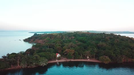 Seitliche-Drohnenbewegung,-Die-Den-Ferienort-Banda-Island---Victoria-Lake,-Uganda-Zeigt