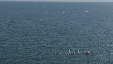 Statische-Luftaufnahmen-Von-Kleinen-Booten-Im-Meer-In-Neapel,-Italien