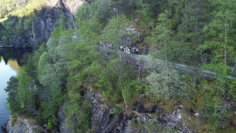 Parade-Zum-Landverfassungstag-Mit-Fackellicht-Und-Blasmusik-In-Stamneshella-Norwegen-Am-17.-Mai-–-Luftaufnahme