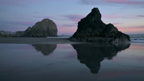 Peaceful-and-tranquil-evening-at-Harris-Beach-in-Brookings,-Oregon