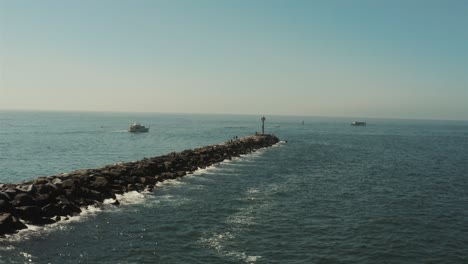Wunderschöne-Luftdrohne-Des-Kalifornischen-Küstenstrandes-Mit-Booten-Im-Hafen-–-Bewertet