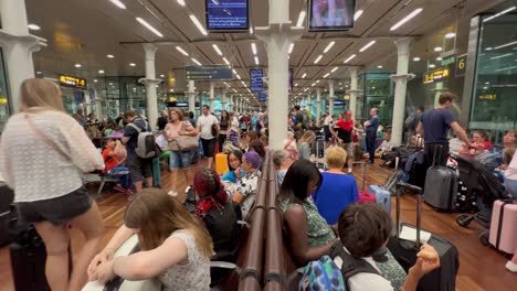 Gente-Esperando-Para-Partir-Hacia-Europa-En-La-Concurrida-Estación-Eurostar-De-Londres-St-Pancras-International
