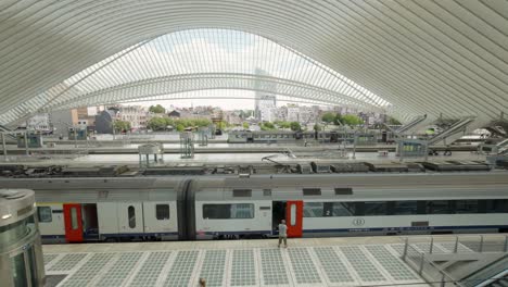 Estación-De-Tren-Lieja-guillemins-Con-El-Centro-Urbano-De-La-Ciudad-De-Lieja-En-El-Fondo---Toma-Panorámica-De-Gran-Angular