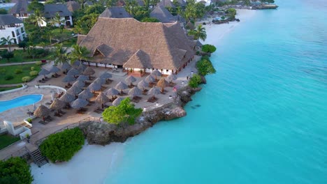 Nungwi-Beach,-Zanzibar---Tanzania---18-De-Junio-De-2022---Resort-En-La-Costa-Del-Océano-índico-En-Nungwi-Beach-Con-Piscina