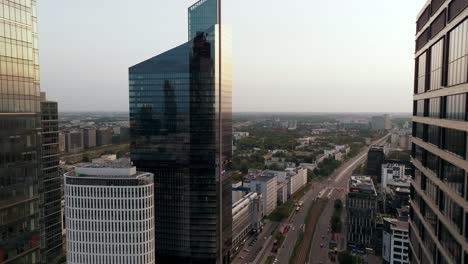 Luftaufnahme-Von-Finanztürmen-Und-Bürogebäuden-In-Der-Innenstadt-Von-Warschau,-Polen-Mit-Sonnenuntergangsreflexion-Auf-Fenstern,-Drohnenaufnahme