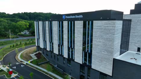 Enfoque-Aéreo-Hacia-El-Nuevo-Hospital-De-Salud-De-Penn-State