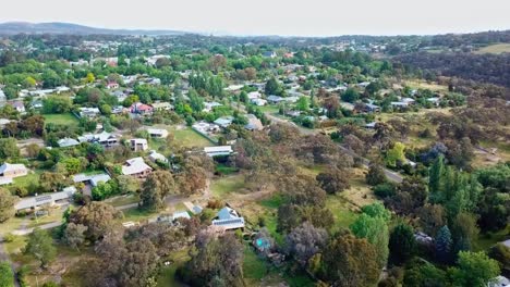 Aerial-view-of-the-township-of-Beechworth,-in-north-east-Victoria,-Australia-November-2021