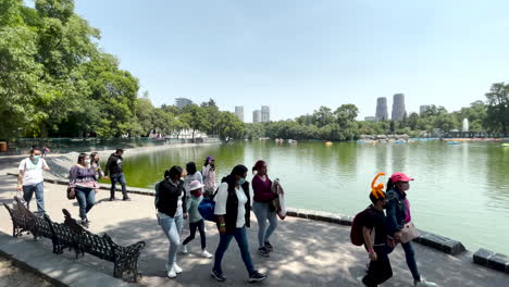 Niños-Caminando-En-El-Lago-Contaminado-De-Chapultepec-En-La-Ciudad-De-México