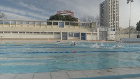 Schwimmbad-Mit-Menschen,-Die-In-Montpellier,-Frankreich,-Gegeneinander-Antreten
