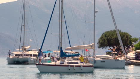 El-Tráfico-De-Barcos-En-El-Puerto-De-Fiskardo,-Isla-De-Cefalonia,-Grecia